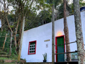 Chalé na floresta com varanda